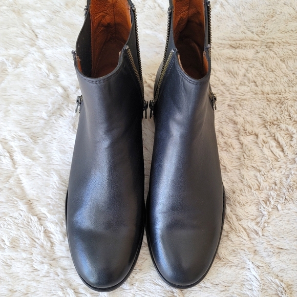 Frye Carly Zip Chelsea Boots. Women's 8.5. Black - Picture 9 of 10